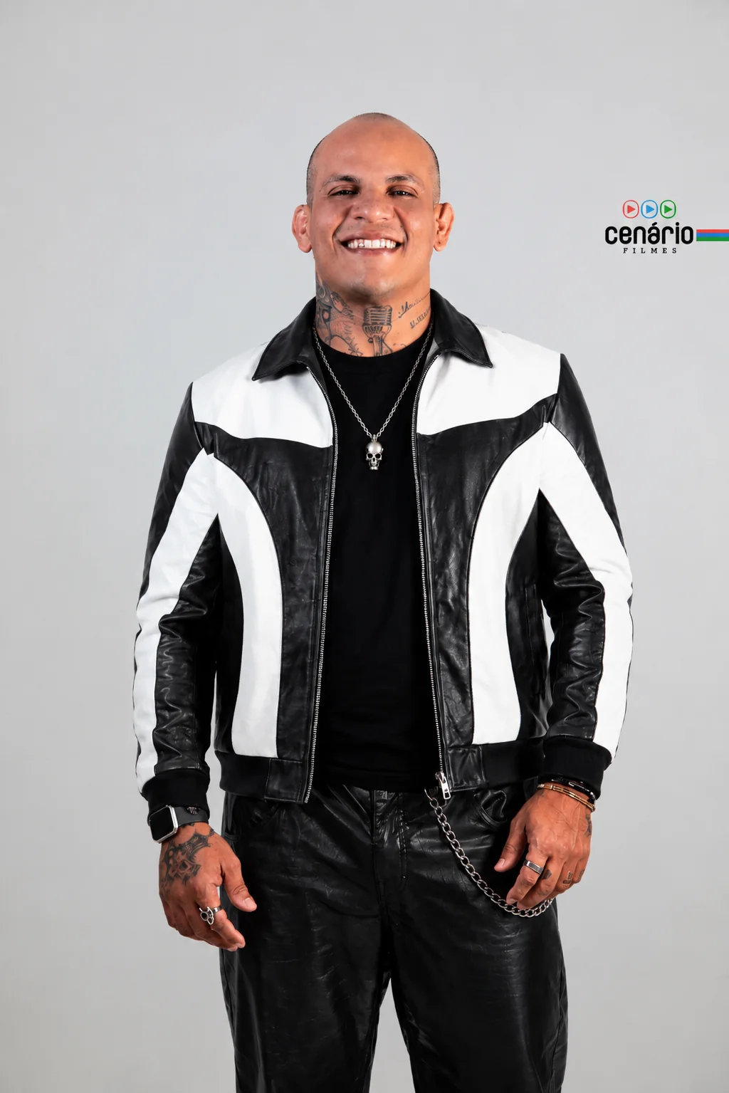 Retrato de Cris Alves com jaqueta preta e branca